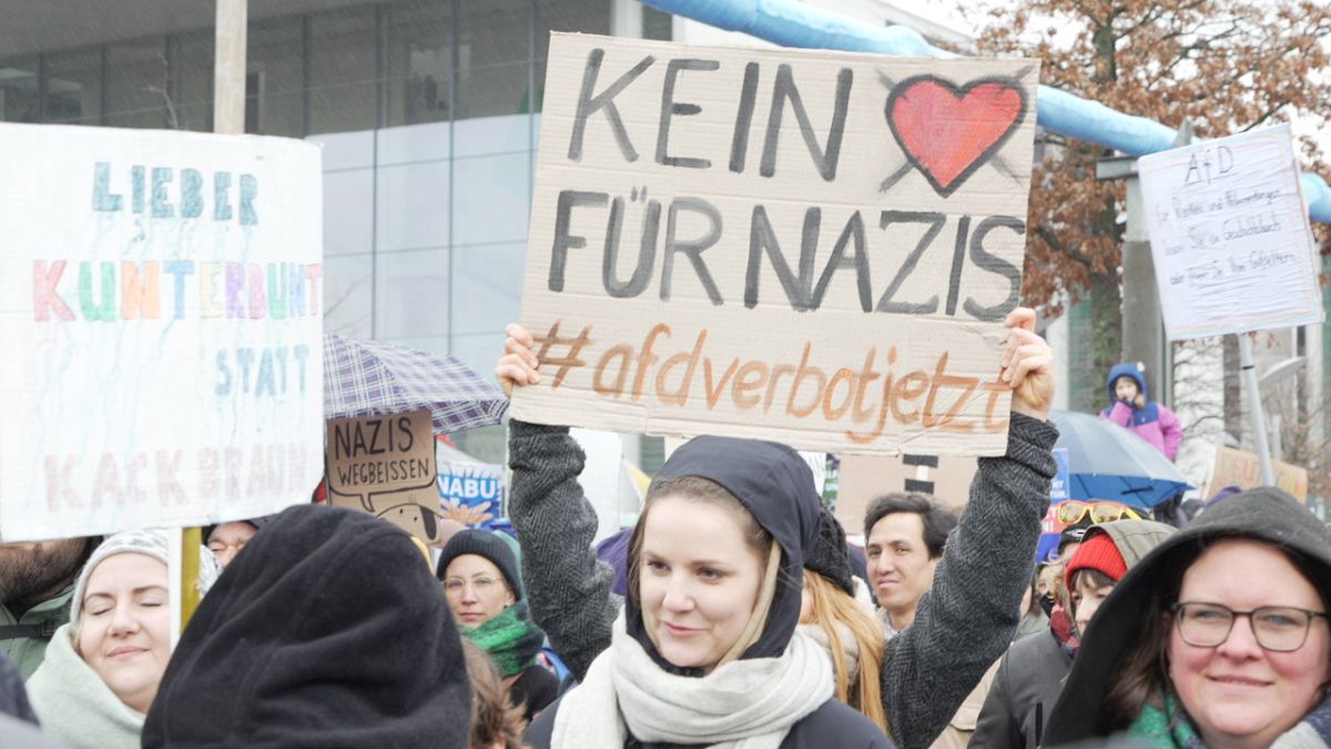 Най-малко 150 000 се събират в Берлин срещу крайната десница