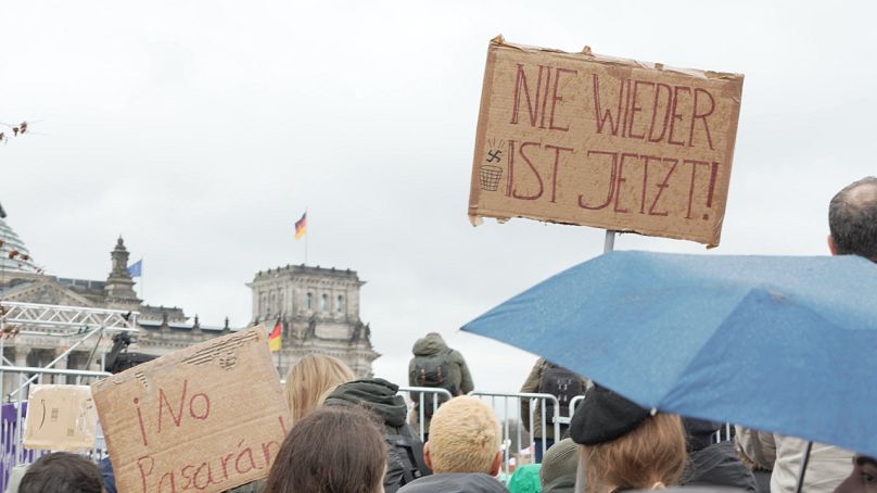 Laut den Organisatoren haben mehr als 300.000 Menschen in Berlin gegen die AFD und Rassismus protestiert.
