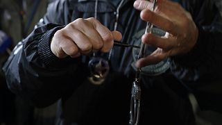 يعرض نائب المشرف الأمريكي المارشال روبرت كلارك مفتاح الأصفاد الذي تم العثور عليه مع المراهق الهارب شين بريور
