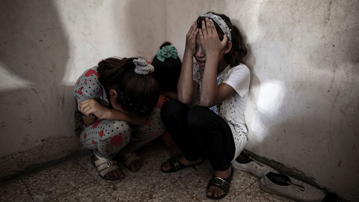 ردة فعل الفتيات الفلسطينيات خلال تشييع الطفلة ليان الشاعر  في خان يونس