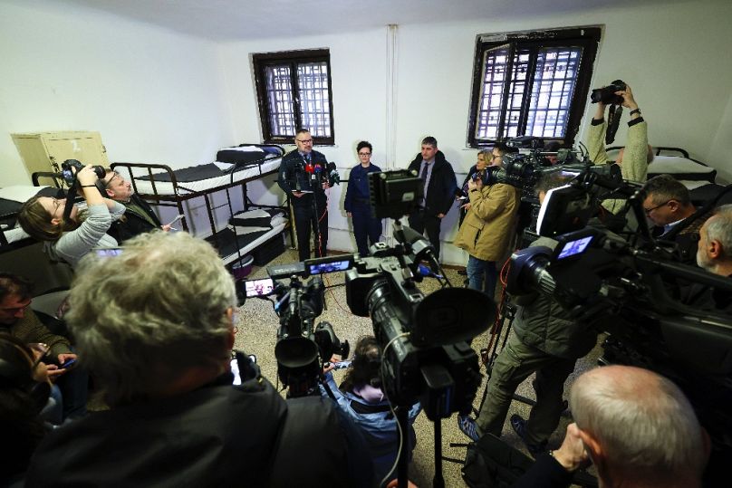 Kovács Mihály, a BVOP szolgálatvezetője január 31-én bemutatta azt a nyolcszemélyes zárkát, ahol Ilaria Salist tartják fogva