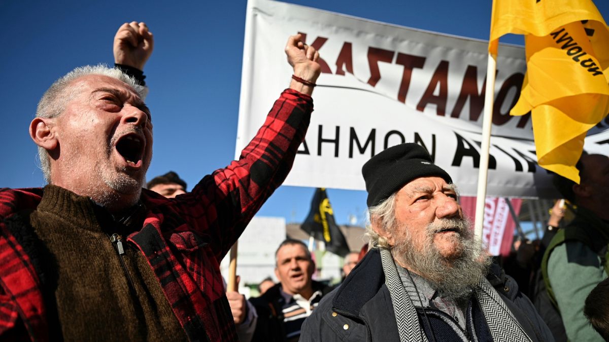 Agricultores em protesto gritam palavras de ordem enquanto participam numa manifestação à porta da feira anual Agrotica, na cidade portuária de Salónica, no norte da Grécia, no sábado, 3 de fevereiro de 2024.