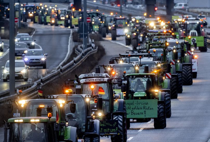 Des centaines de tracteurs allemands en route vers l'aéroport de Francfort ce samedi.