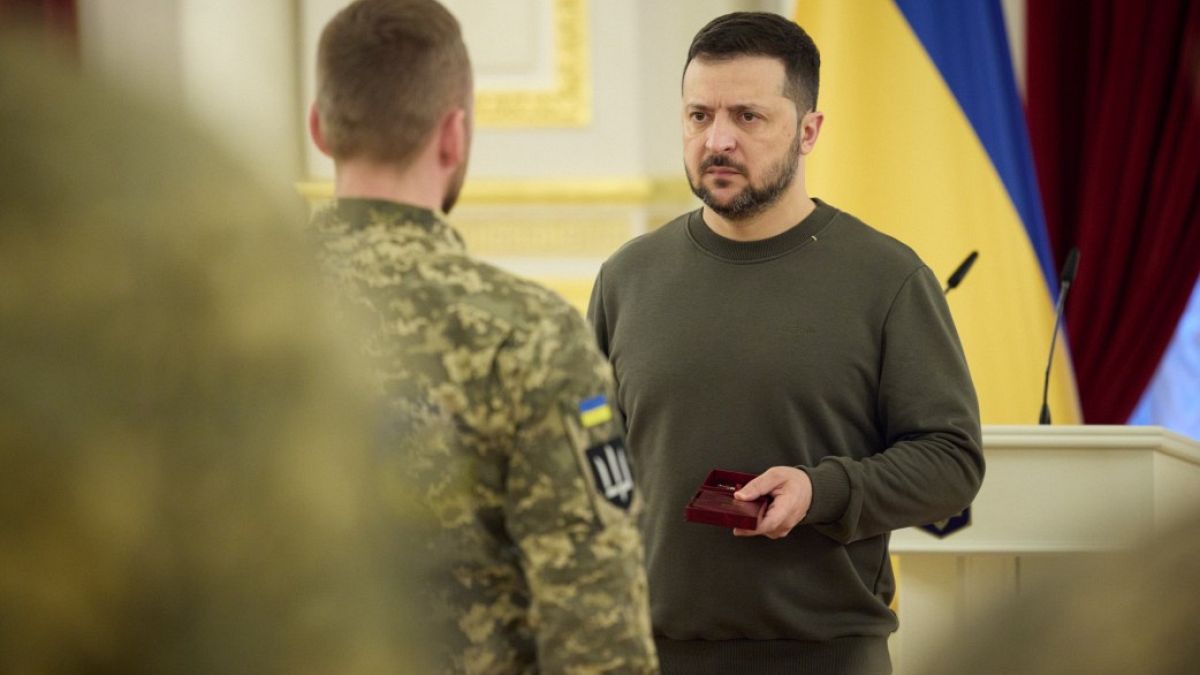 Le président ukrainien a décoré des officiers de renseignement qui ont participé à la destruction d'un navire russe en mer Noire.