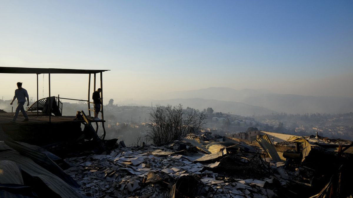 Ausgebrannte Häuser und andere Trümmer im Viertel Villa Independencia in Vina del Mar, Chile, 3. Februar 2024