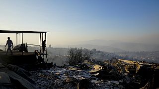Ausgebrannte Häuser und andere Trümmer im Viertel Villa Independencia in Vina del Mar, Chile, 3. Februar 2024