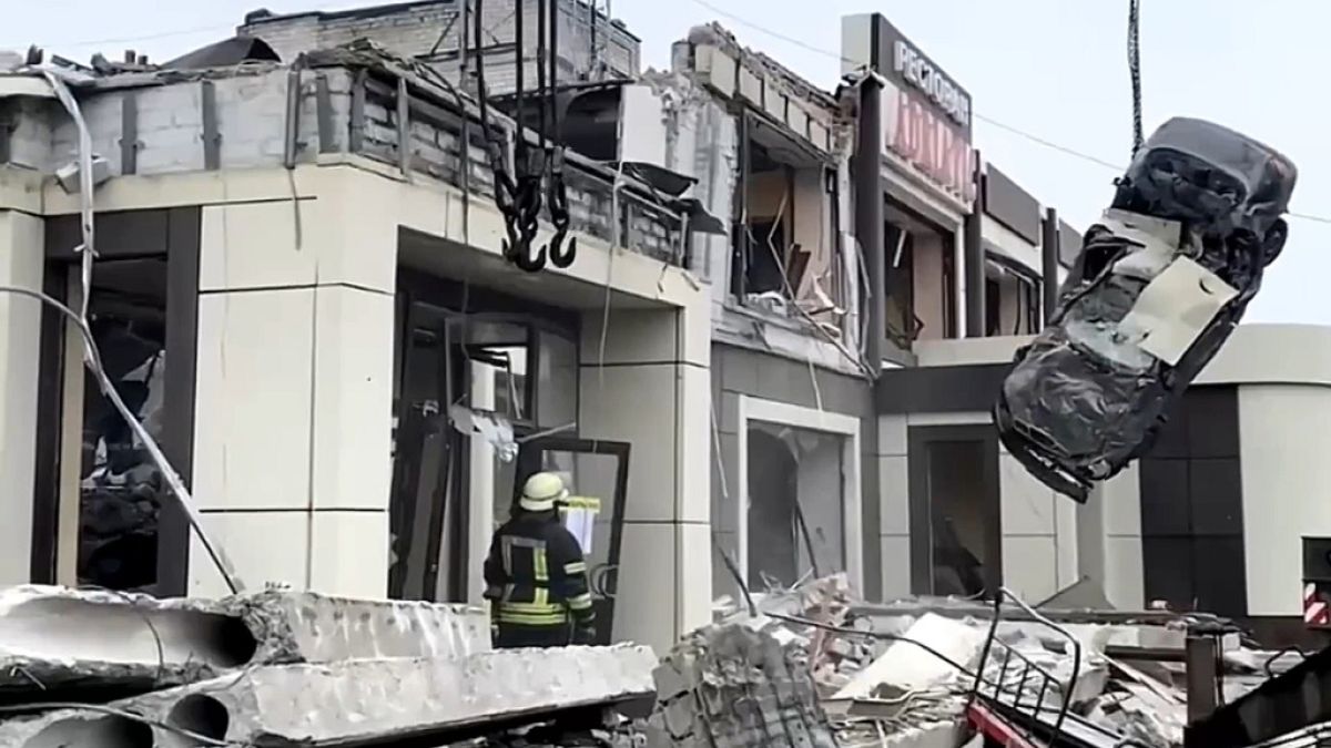 Az orosz katasztrófavédelem egy autót emel ki a romok alól