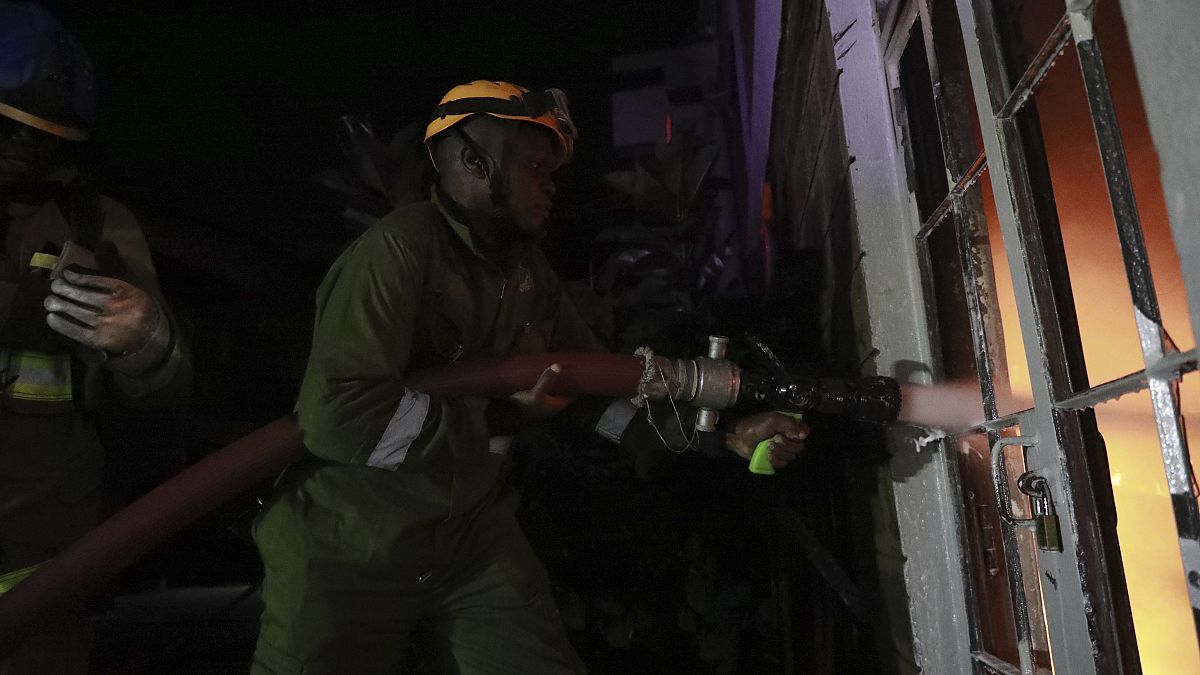 أخمد رجال الإطفاء الحريق الناجم عن انفجار سيارة محملة بالغاز في نيروبي بكينيا