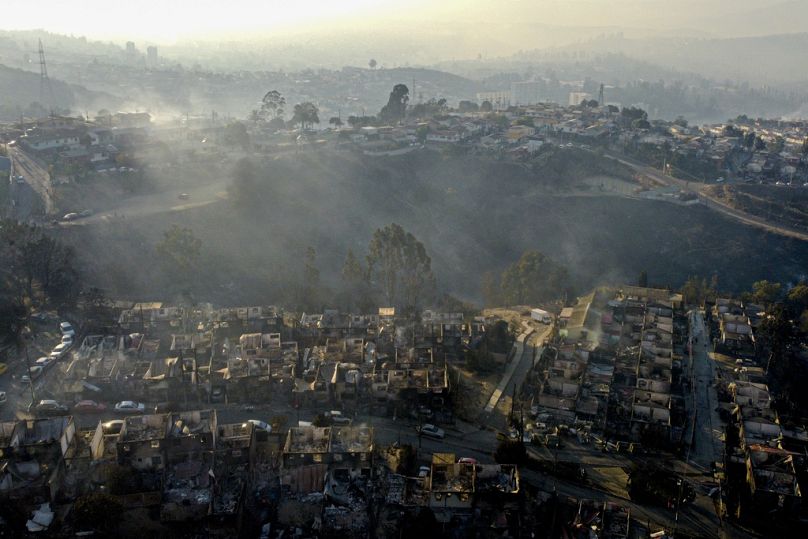 Güney Amerika ülkesi Şili'nin Vina del Mar beldesinde çıkan orman yangını, gecekondu semtindeki yüzlerce evi küle çevirdi