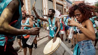 يشارك المحتفلون في حفلة الشارع التي تسبق الكرنفال في "كراكولانديا" أو كراكلاند في وسط مدينة ساو باولو