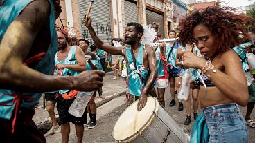 يشارك المحتفلون في حفلة الشارع التي تسبق الكرنفال في "كراكولانديا" أو كراكلاند في وسط مدينة ساو باولو