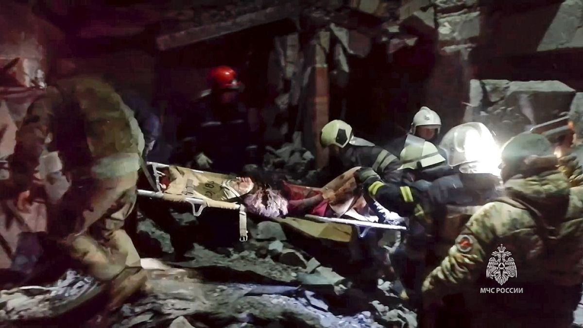 Спасатели ведут поисковые работы на месте пекарни в Лисичанске, пострадавшей от удара ВСУ