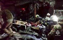 Спасатели ведут поисковые работы на месте пекарни в Лисичанске, пострадавшей от удара ВСУ