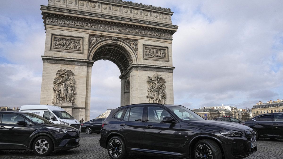 Un vehículo SUV circula cerca del Arco del Triunfo en París el 31 de enero de 2024