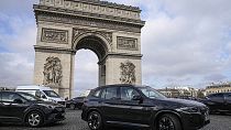 Un vehículo SUV circula cerca del Arco del Triunfo en París el 31 de enero de 2024