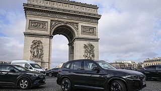 Autók a diadalív előtt Párizsban