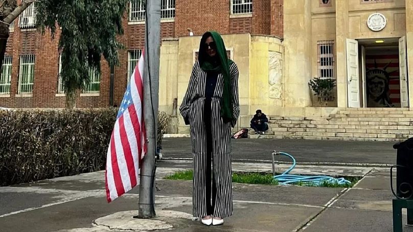ویتنی رایت در حیاط سفارت پیشین آمریکا در تهران