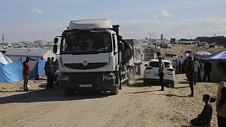 Gaza : un convoi humanitaire entre par le poste frontière de Rafah