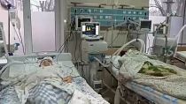 جرحي في مستشفى في أوكرانيا يتلقون العلاج 