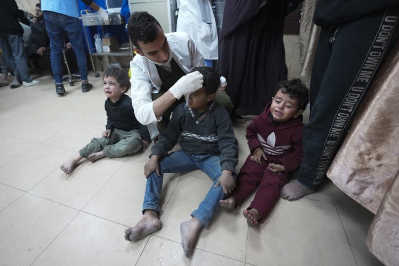 Verletzte Kinder im Krankenhaus von Deir al Balah im Gazastreifen