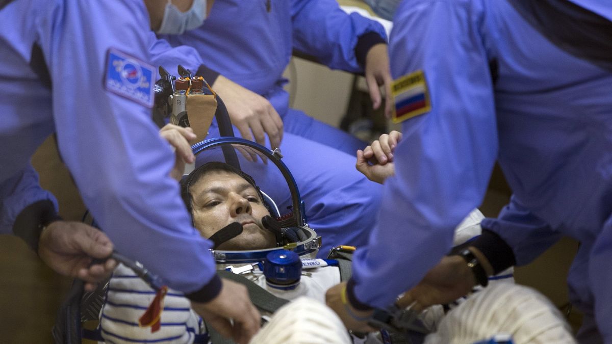 Проверка скафандра российского космонавта Олега Кононенко перед экспедицией на МКС.