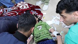 أطفال مصابون على أرض المستشفى