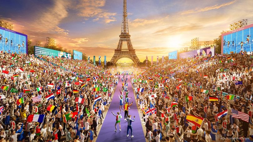 A sportolók az Eiffel-torony előtt vonulnak fel