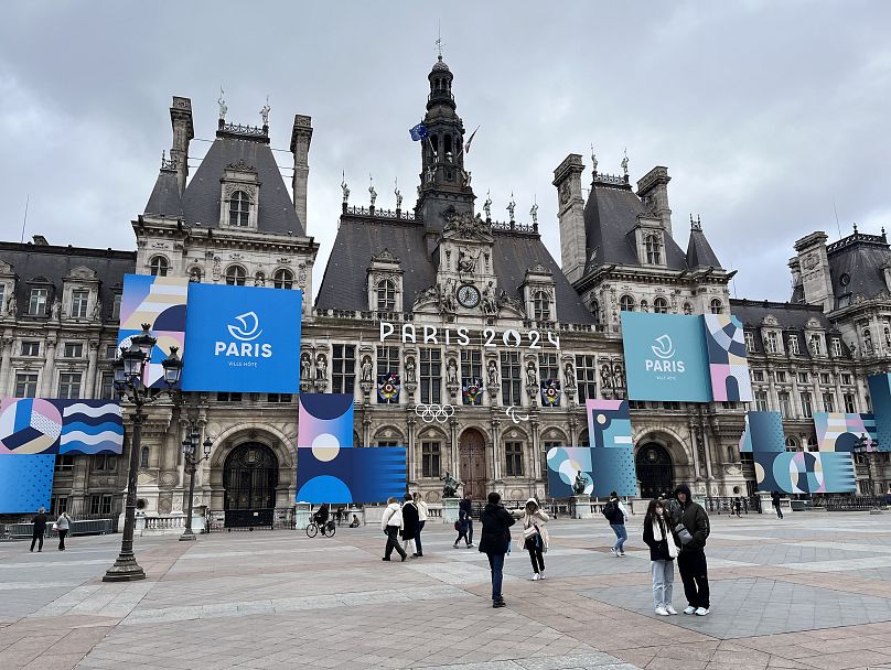 Készülődés a párizsi Városháza, az Hôtel de Ville előtt 2024. február 4-én