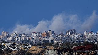 De la fumée s'élève après un bombardement israélien dans la bande de Gaza, vue du sud d'Israël, dimanche 4 février 2024.