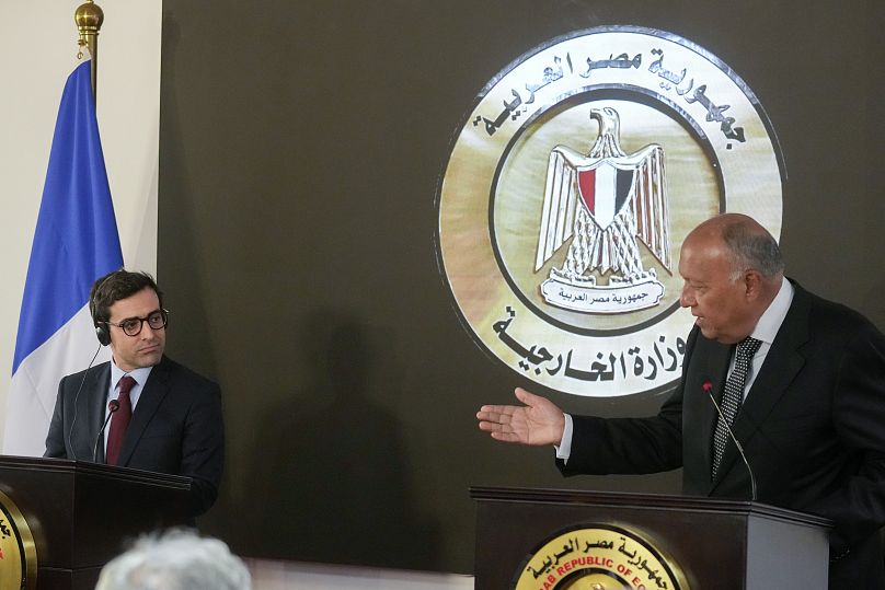 Il ministro degli Esteri egiziano Sameh Shoukry, a destra, e il suo omologo francese Stéphane Séjourné parlare durante una conferenza stampa al Cairo