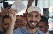 رئيس السلفادور نجيب أيو كيلة، يُظهر بطاقة اقتراعه قبل التصويت في الانتخابات العامة في سان سلفادور، السلفادور،  4 فبراير، 2024