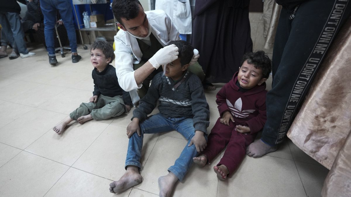 أطفال مصابون في قصف إسرائيلي على دير البلح