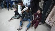 أطفال فلسطينيون في مستشفى بدير البلح إثر قصف إسرائيلي/ أرشيف