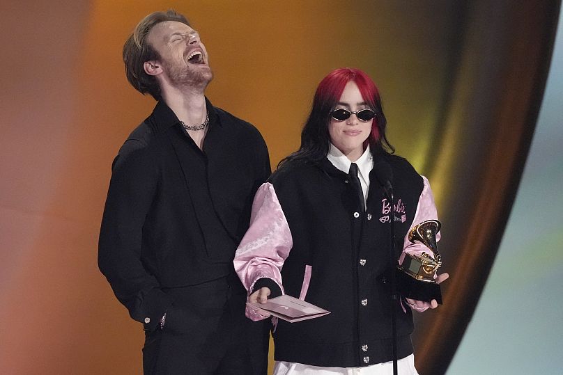 فينياس، على اليسار، وبيلي إيليش يتسلمان جائزة أغنية العام عن أغنية "What Was I Made For؟" خلال حفل توزيع جوائز جرامي السنوي السادس والستين