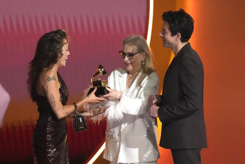 Meryl Streep e Mark Ronson premiano Miley Cyrus, 4 febbraio 2024, Los Angeles