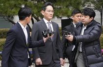 رئيس شركة سامسونغ للإلكترونيات، لي جاي يونغ، الثاني من اليسار، يغادر محكمة منطقة سيول المركزية