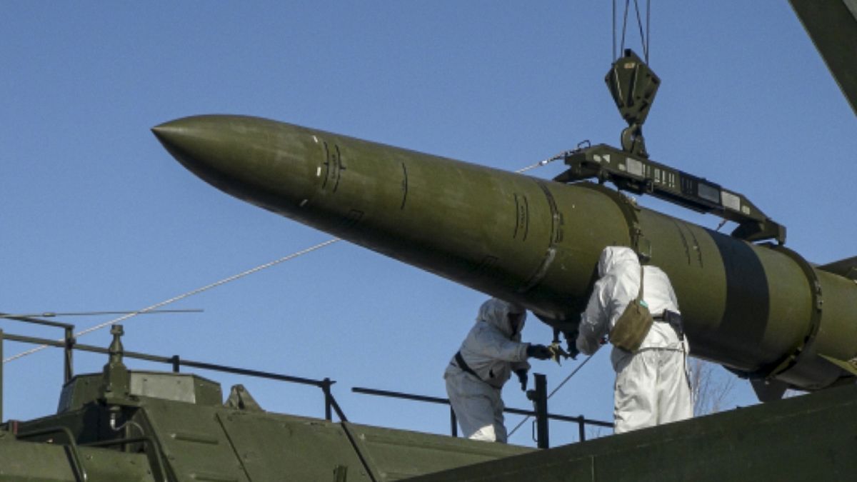 Orosz katonák egy gyakorlat során Iskander rakétát helyeznek egy mobil kilövőre