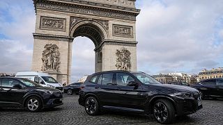 Bir SUV araç Champs Elysees'de, Zafer Takı'nın yakınında, 31 Ocak 2024'te Paris'te ilerliyor.