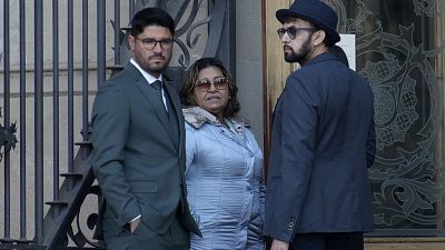La madre di Alves prima dell'inizio del processo