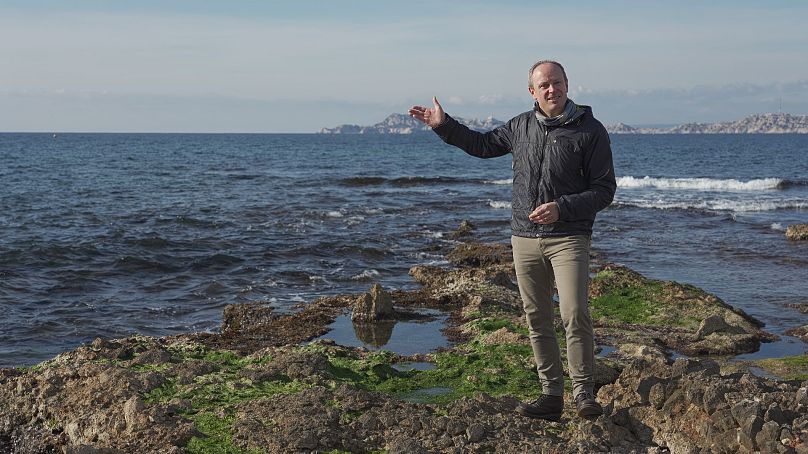 Jeremy Wilks, Reporter bei Climate Now, an der Küste von La Pointe Rouge, Marseille, Frankreich.