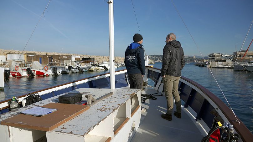 Тристан Эстак и Джереми Уилкс в носовой части корабля «Кроманьон».