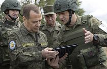 Dmitrij Medvegyev vezérkari tisztek társaságában