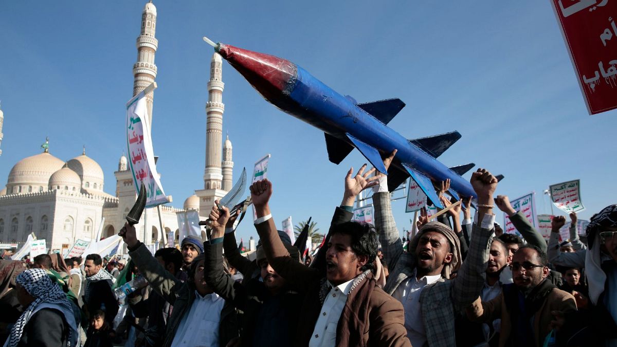 حامیان شبه‌نظامیان حوثی در یک راهپیمایی در حمایت از فلسطینیان در نوار غزه و علیه حملات هوایی آمریکا به یمن در صنعا، یمن