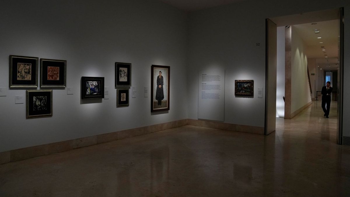 لوحات لفنانين أوكرانيين يتم عرضها خلال افتتاح المعرض الفني الأوكراني في متحف تيسين بورنيميسزا في مدريد