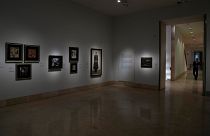 لوحات لفنانين أوكرانيين يتم عرضها خلال افتتاح المعرض الفني الأوكراني في متحف تيسين بورنيميسزا في مدريد