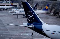 Geparkte Lufthansa-Flugzeugen auf dem Flughafen in Frankfurt am Main, 26. März 2023.