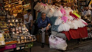 Prodavači čekaju klijente na uličnoj tržnici u Istanbulu, Turska, srijeda, 6. rujna 2023. 