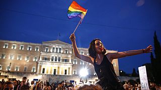 Pride  στο κέντρο της Αθήνας με φόντο την ελληνική Βουλή