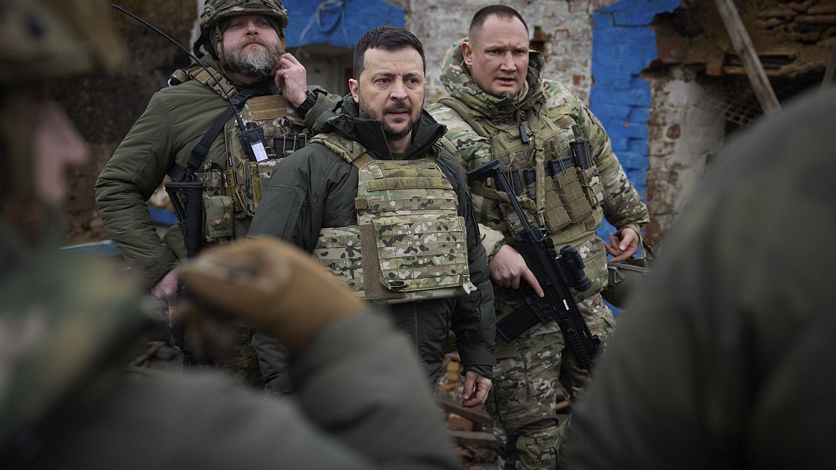 Le président ukrainien Volodymyr Zelenskyy, au centre, lors de sa visite près de Zaporijjia, site de batailles féroces avec les troupes russes en Ukraine, le 4 février.