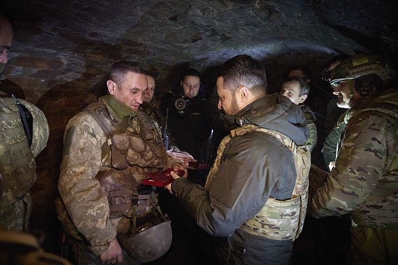 الرئيس الأوكراني فولوديمير زيلينسكي يكرم جنديًا خلال زيارته إلى منطقة زابوريجيا